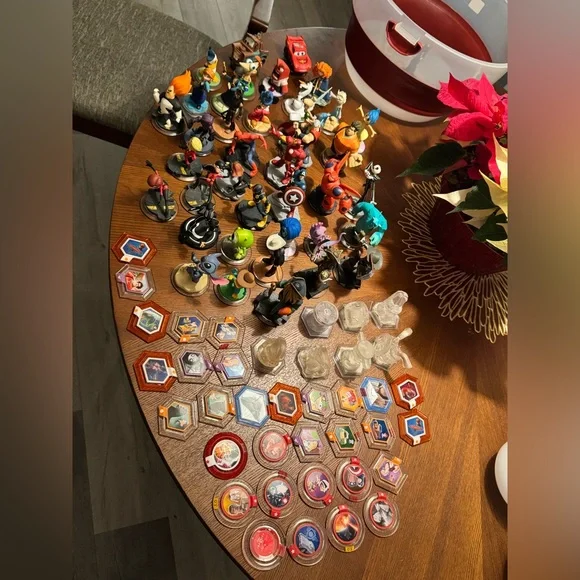 Disney infinity lot of 78 pieces